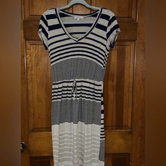 Gilli Dresses & Skirts - Gilli knit short sleeve dress grey and blue stripes size small